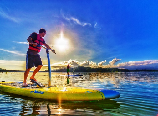 Water_sports_in_Arenal_Lake